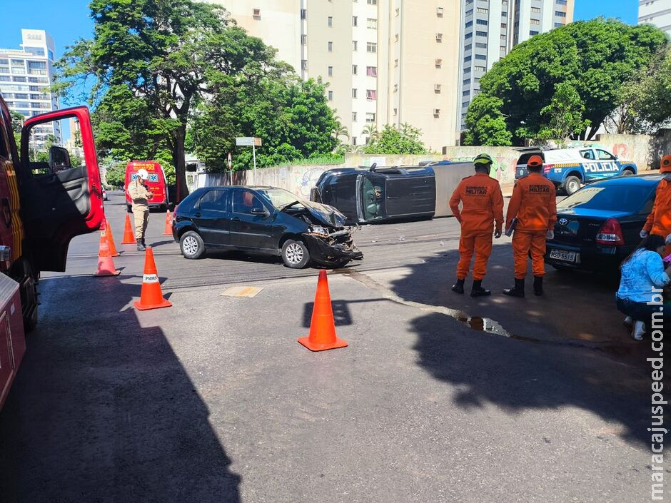 Batida por furo de sinal deixa S-10 tombada e susto para mulheres na Rua Bahia 