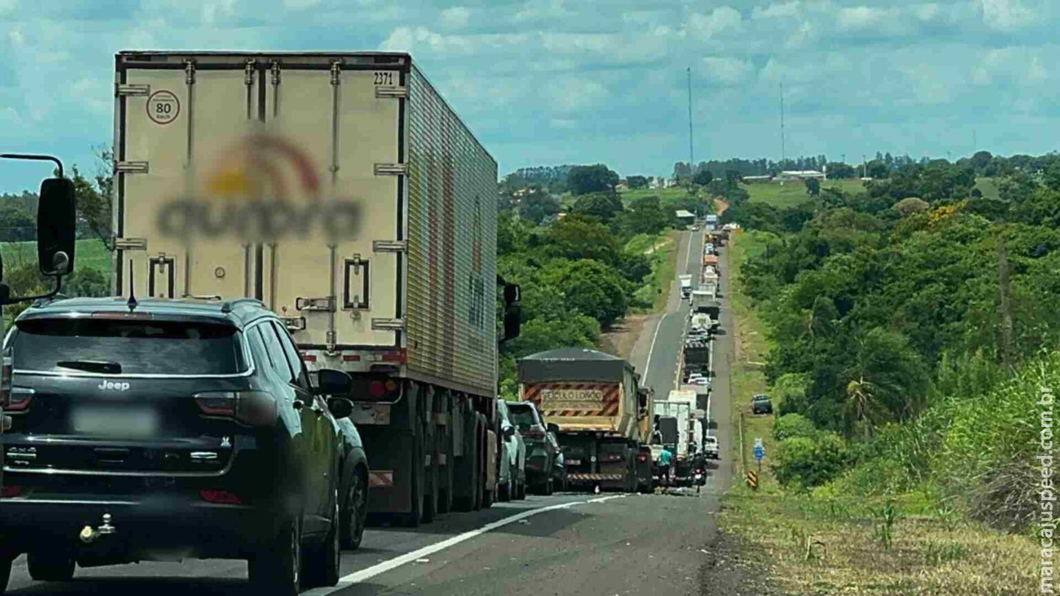 BR-163 é liberada após 4 horas de congestionamento por acidente que deixou dois mortos em MS