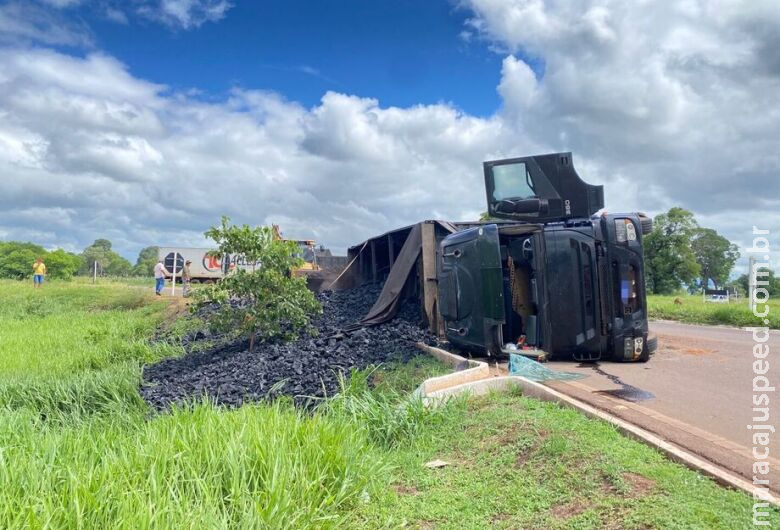 Carreta carregada com carvão tomba em trevo na BR-262