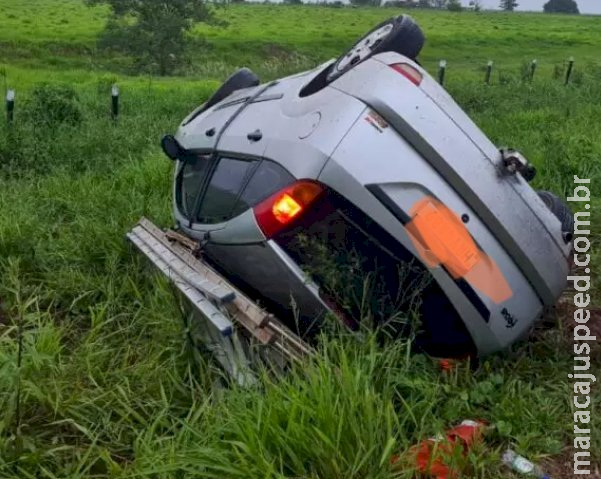 Carro com 5 ocupantes capota entre Jateí e Glória de Dourados na BR-376