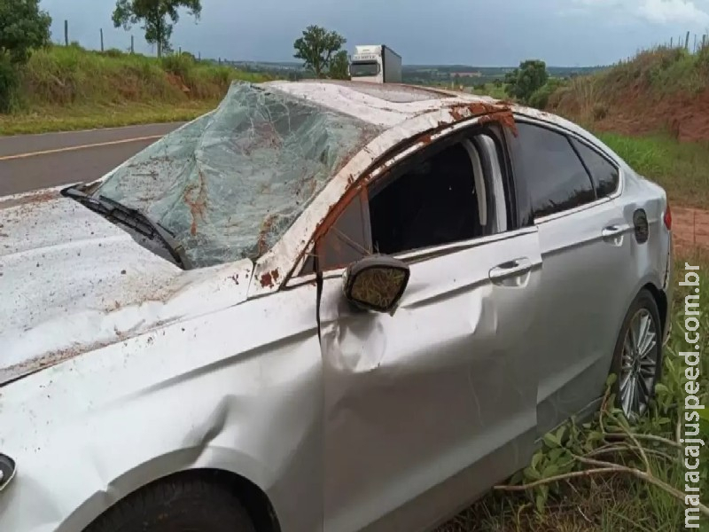 Carro sai da pista e capota com delegado da PF e família em Santa Rita do Pardo