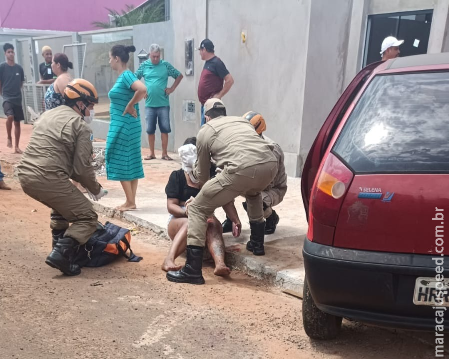 Carros colidem em cruzamento e um vai parar no muro de residência em Chapadão do Sul