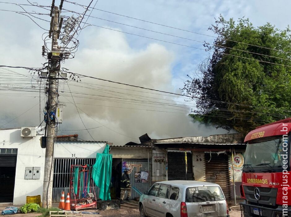 Curto-circuito em freezer causa incêndio em conveniência em Corumbá