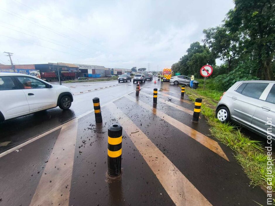 Dois carros colidem e vão parar fora da via no macroanel, em Campo Grande