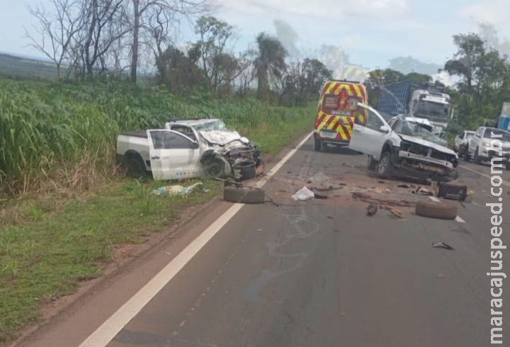 Duas pessoas morrem em acidente entre picapes na BR-163, em Bandeirantes