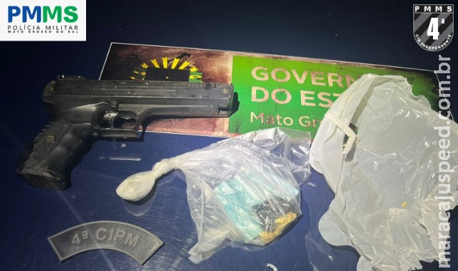 Homem que ameaçava esposa é preso com simulacro e drogas em casa em Chapadão do Sul