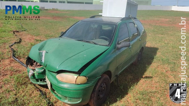 Motorista abandona carro após bater em poste de energia em Chapadão do Sul