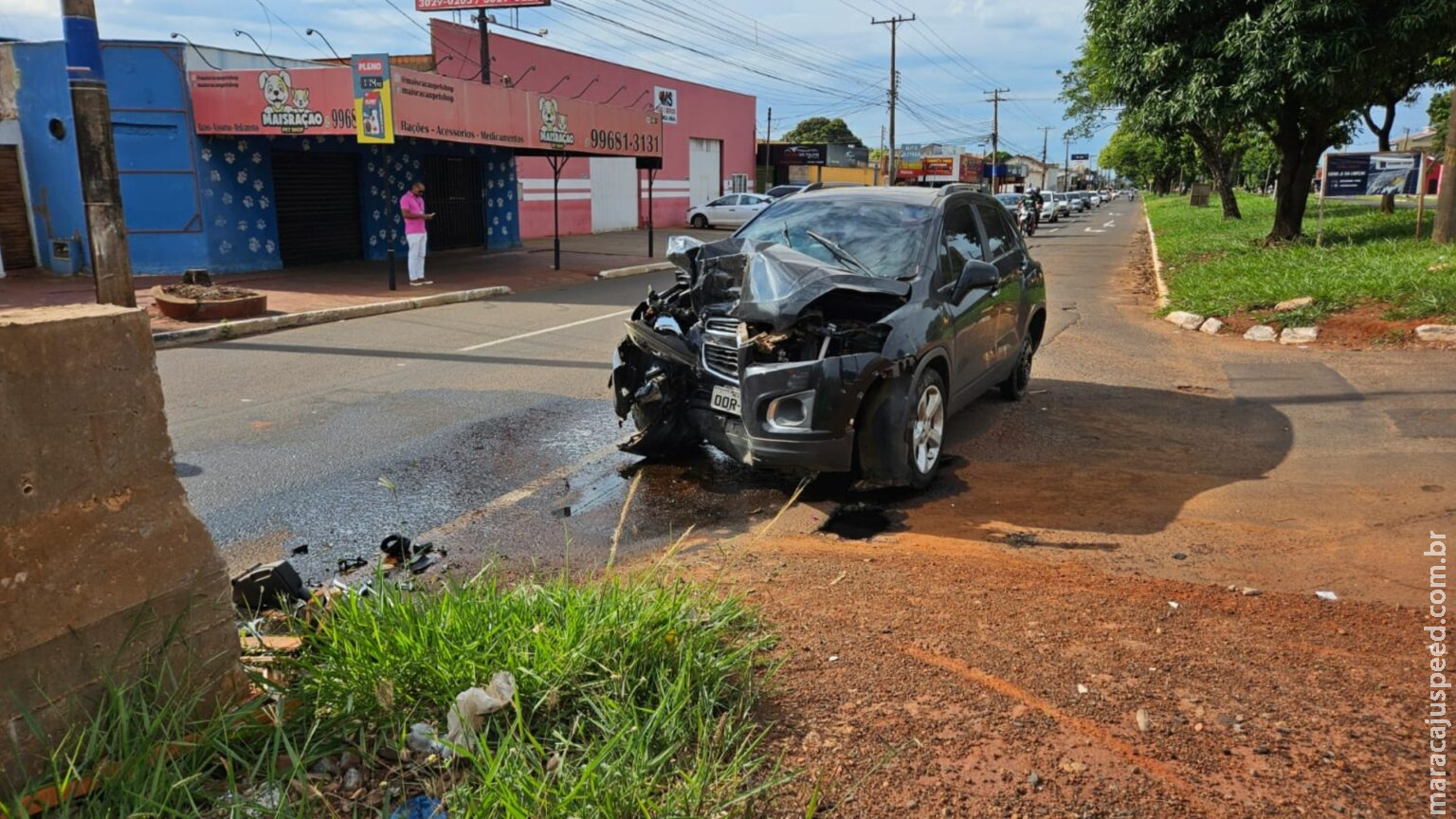 Motorista ‘não vê mureta’ e carro fica destruído em acidente na Gunter Hans em Campo Grande