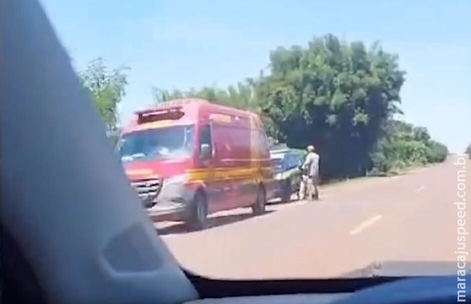 Veículo capota na BR-060 perto de Sidrolândia; bombeiros e PRF no local