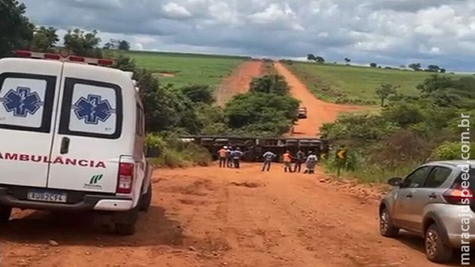 Caminhão tomba em ponte e interrompe trânsito em Paranaíba