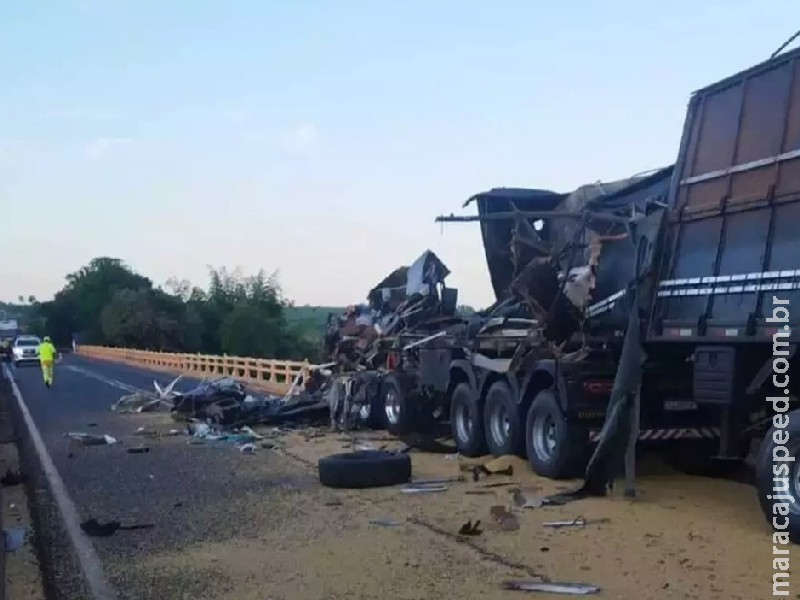 Caminhoneiro morre em batida com carreta ao tentar desviar de buraco em Mundo Novo