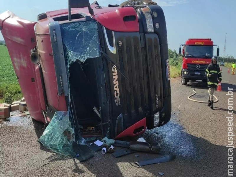 Carreta com alimentos tomba em rodovia em Rio Brilhante e interdita pista