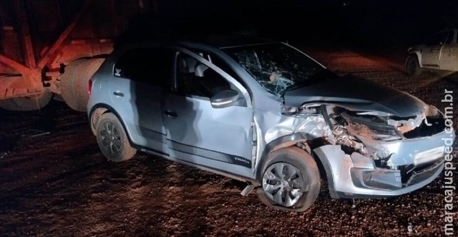 Carro bate em caminhão e rapaz é socorrido em estado grave em Ivinhema