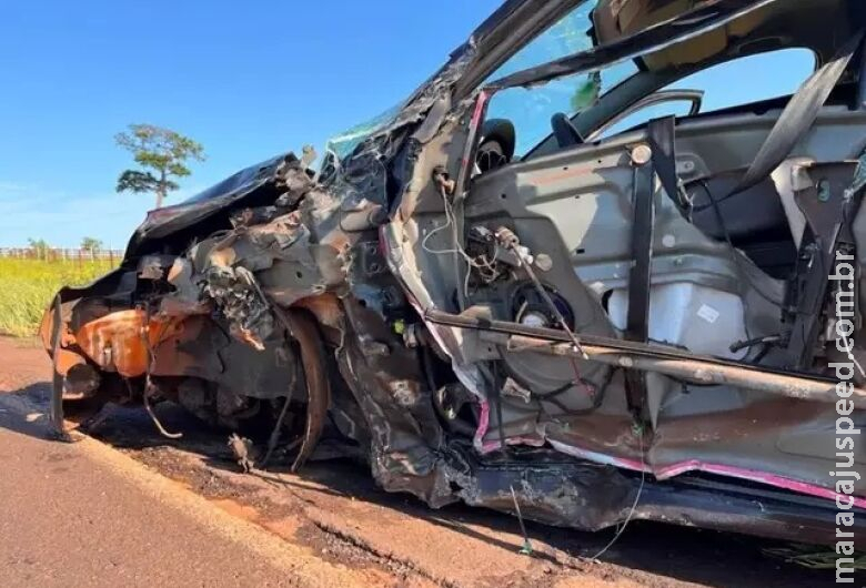 Carro com bebê a bordo tem roda e porta arrancadas por caminhão