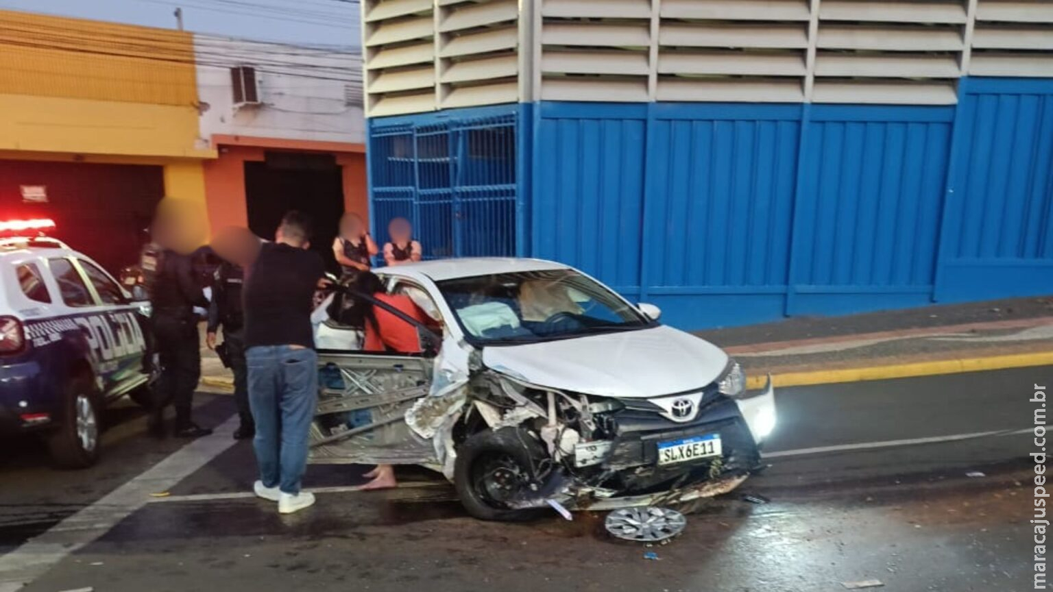 Carro fica com a parte da frente destruída após bater no camelódromo de Campo Grande