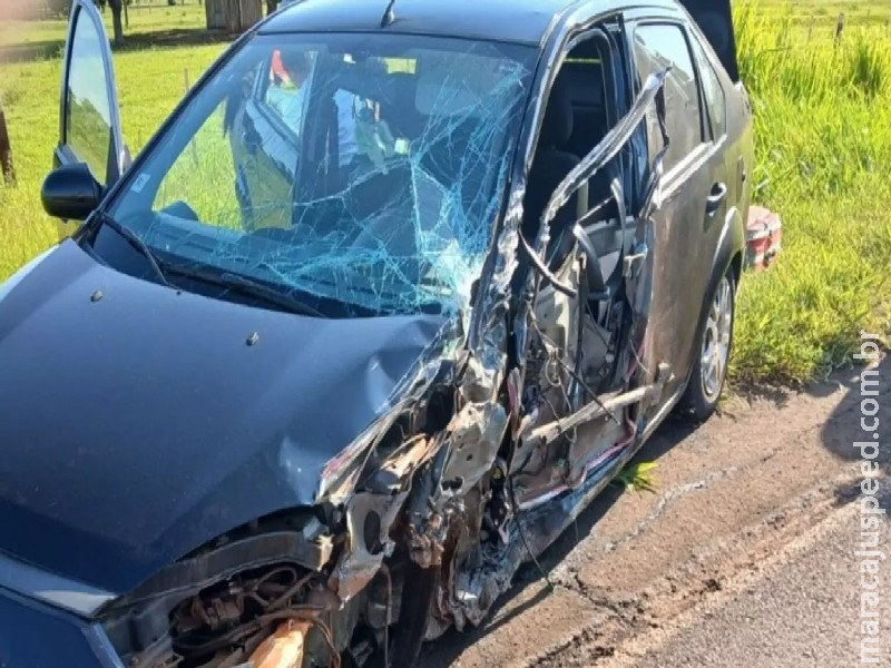 Carro fica destruído após colidir contra caminhão na BR-376