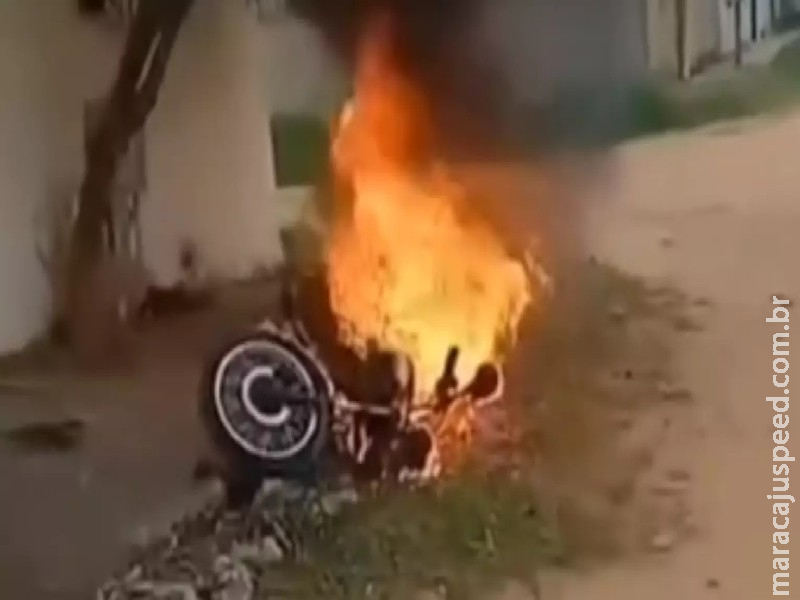 Com multas de R$ 5 mil, proprietário incendeia motocicleta para não ser apreendida no Tiradentes