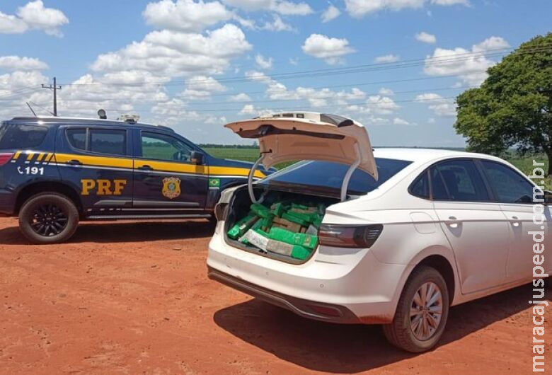 Homem foge da polícia e abandona carro roubado com mais de meia tonelada de droga