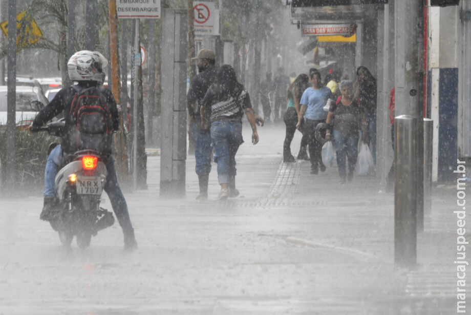 Inmet emite alerta laranja para tempestades em MS