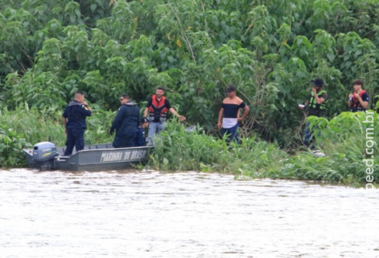 Marinha resgata cinco pessoas à deriva após barco afundar no Rio Paraguai