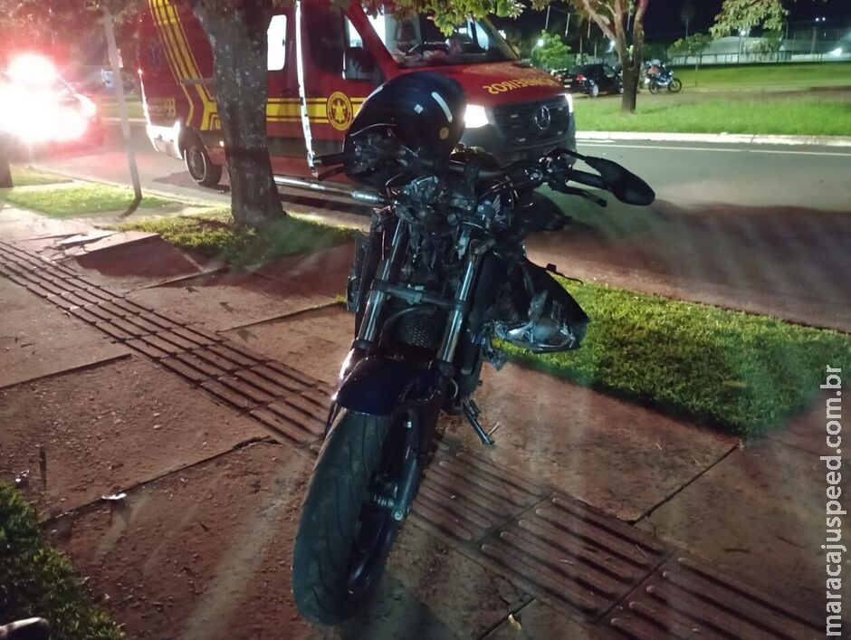 Motociclista bate em árvore e fica em estado grave em Chapadão do Sul