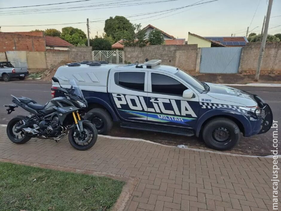 Motociclista empina moto e bate em viatura da PM durante fuga no Colúmbia