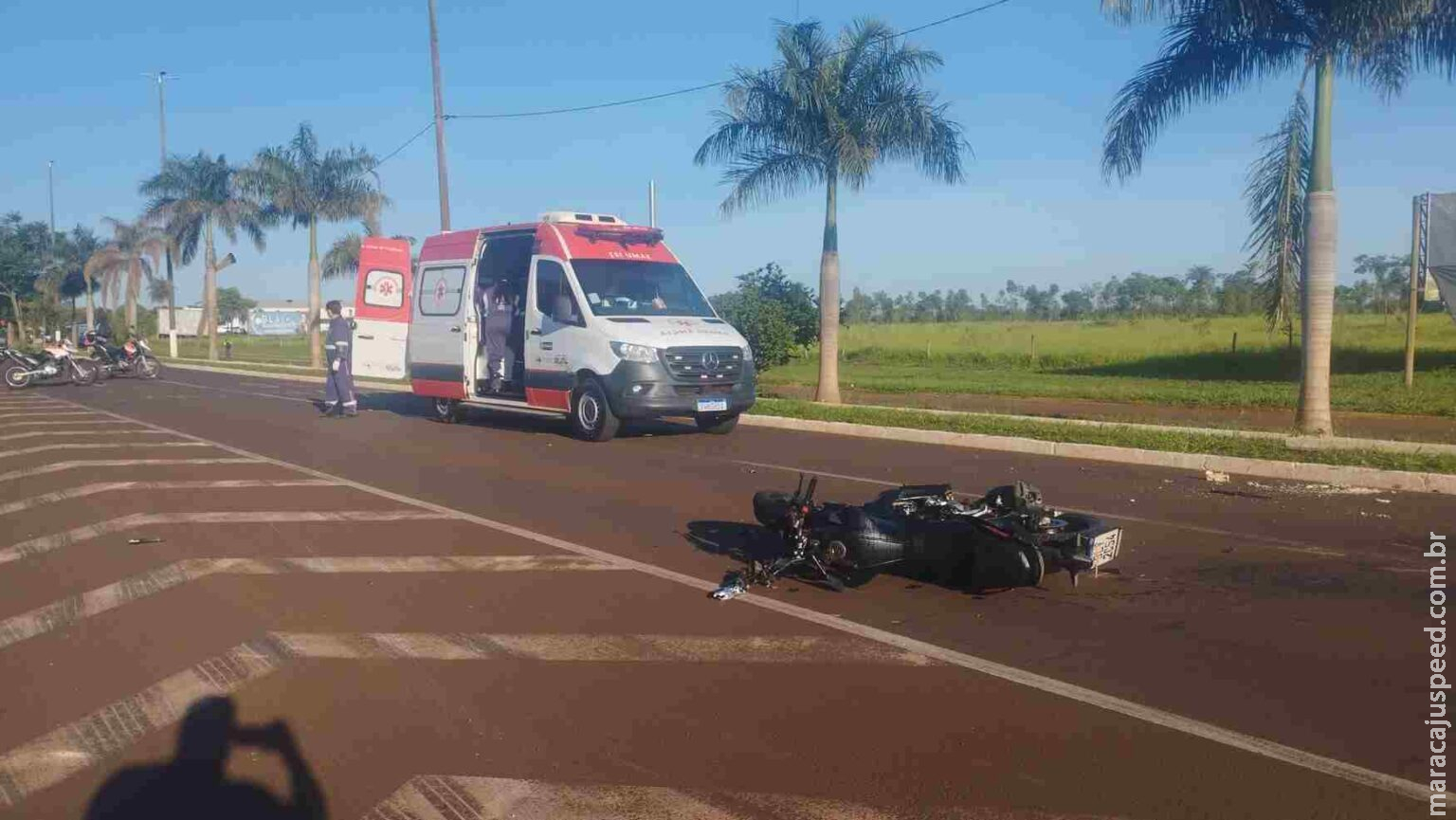 Motociclista tem perna amputada ao bater em ônibus de transporte coletivo