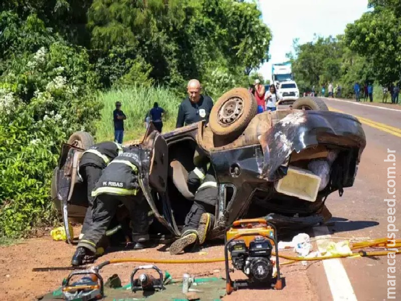 Motorista morre e quatro pessoas ficam feridas em capotamento na BR-262