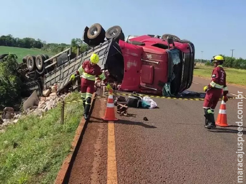 Motorista perde controle e tomba carreta às margens de rodovia