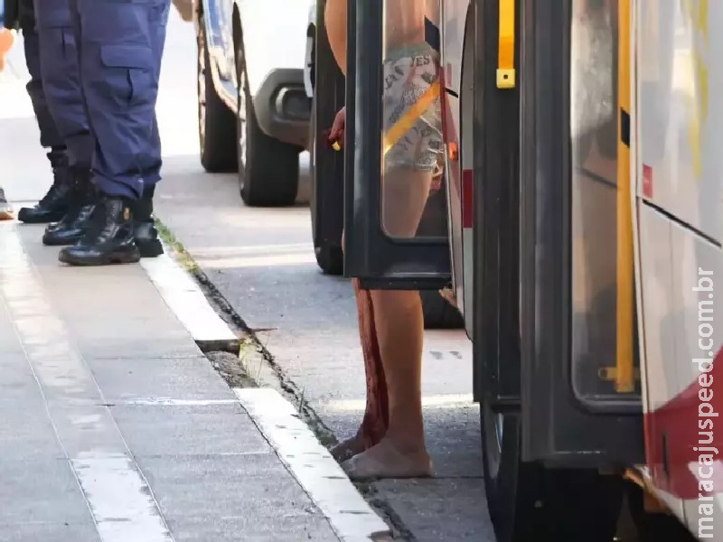 Passageiro é esfaqueado dentro de ônibus ao tentar defender mulher