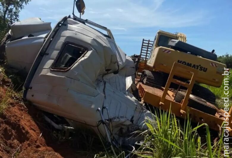 Pneu estoura e carreta que transportava escavadeira sai da pista