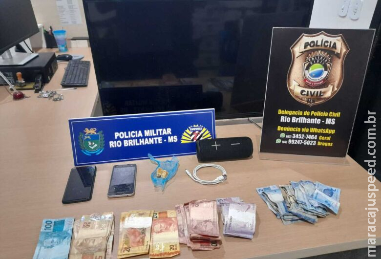 Polícia fecha ponto de venda de drogas e prende três pessoas em flagrante