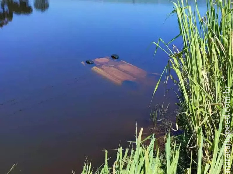 Quatro pessoas da mesma família morrem após veículo cair em lagoa