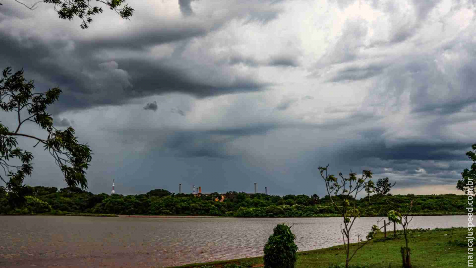 Tempo fechado e chuvas isoladas devem marcar final de semana em MS