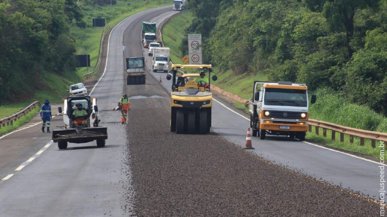 Tráfego na BR-163 tem pontos de intervenção por obras e funciona em pare-e-siga em 11 trechos