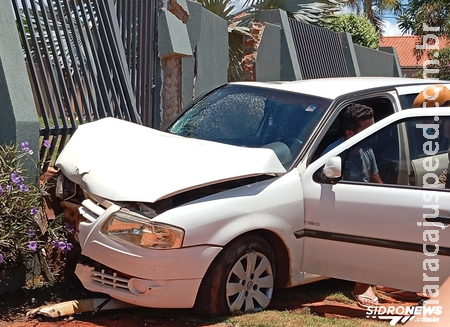 Veículo colide contra muro de residência no centro de Sidrolândia