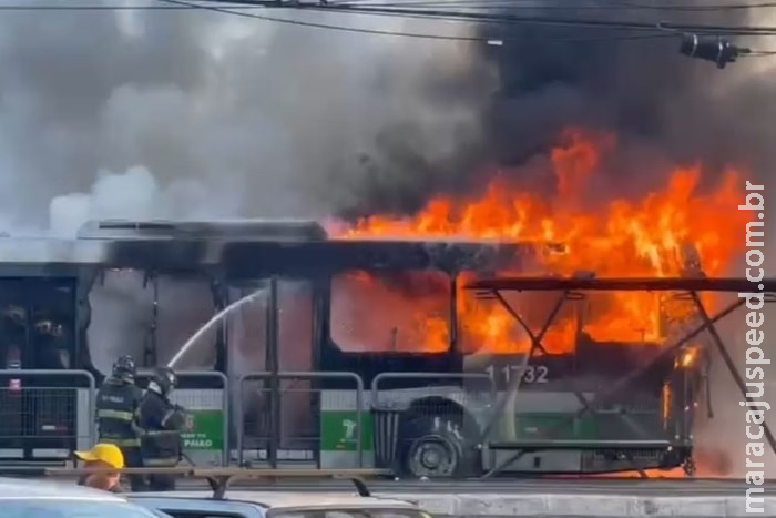 Avião cai sobre ônibus na zona oeste de SP; 2 corpos são encontrados