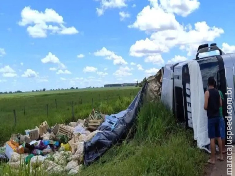 Carreta carregada de verduras tomba e passageira fica ferida na MS-040