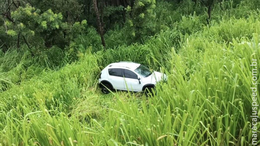 Carro sofre aquaplanagem, capota em rodovia e deixa dois feridos em Camapuã