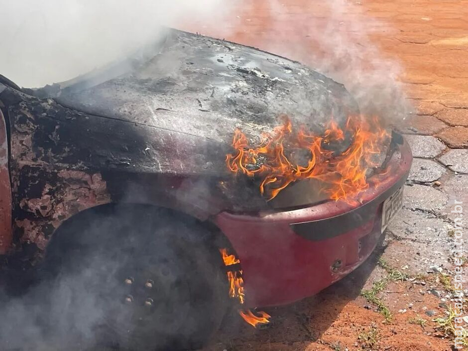 Celta pega fogo e fica destruído em avenida de Bataguassu