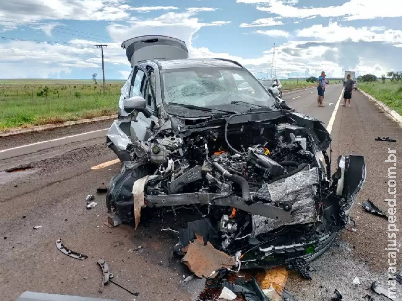 Colisão entre dois carros mata 3 pessoas na BR-060