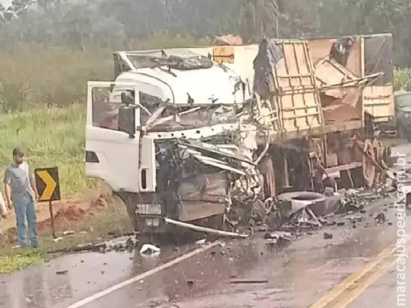 Colisão entre veículos deixa vítimas presas às ferragens e um morto