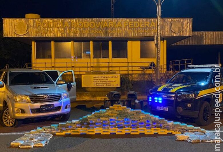 Dupla foge a pé e abandona Hilux com quase 150 kg de cocaína escondida em galões