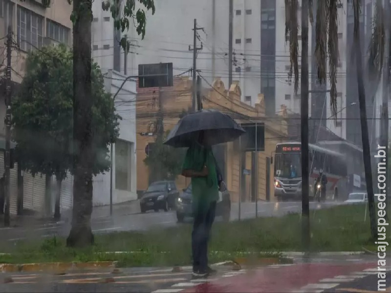 É verão: apesar de temperaturas elevadas, Inmet renova alerta de chuva em todo o Estado