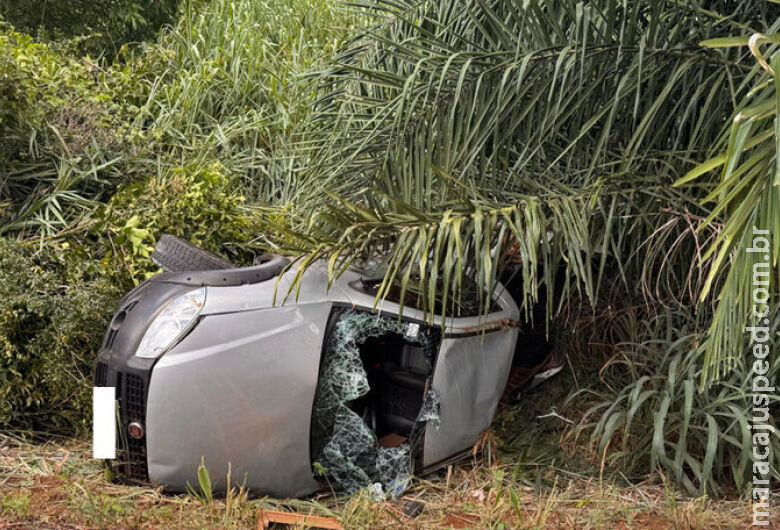 Homem capota veículo na BR-262 e recusa atendimento médico