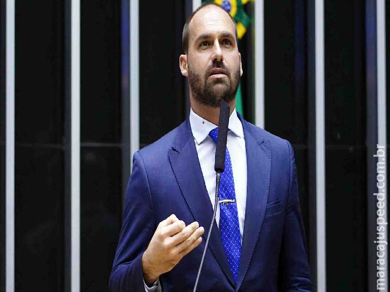 Nos EUA, Eduardo Bolsonaro critica Justiça brasileira e admite prisão do pai