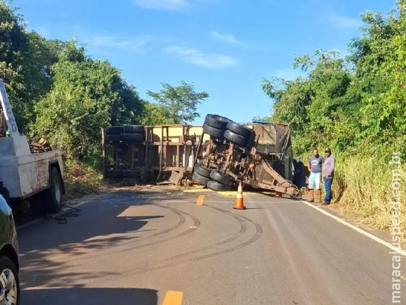 Carreta tomba e bloqueia MS-395, entre Brasilândia e Bataguassu