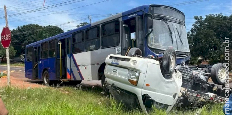 Ônibus sem freio atinge e faz caminhão capotar em Glória de Dourados