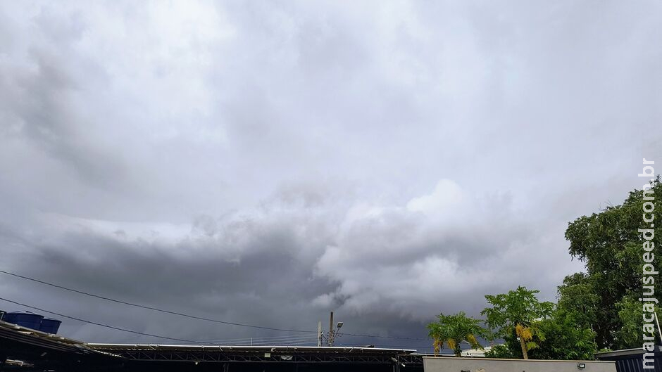 Prenúncio de temporal? Tempo fecha bem e Campo Grande já registra garoa forte